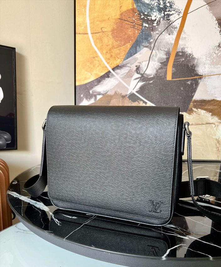 Louis Vuitton District PM – Luxxe Louis Vuitton District PM – Luxxe