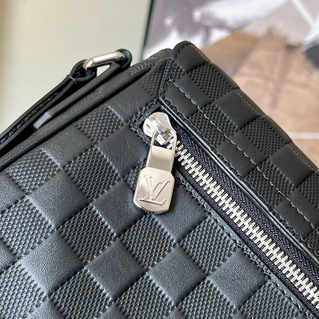 Louis Vuitton District PM