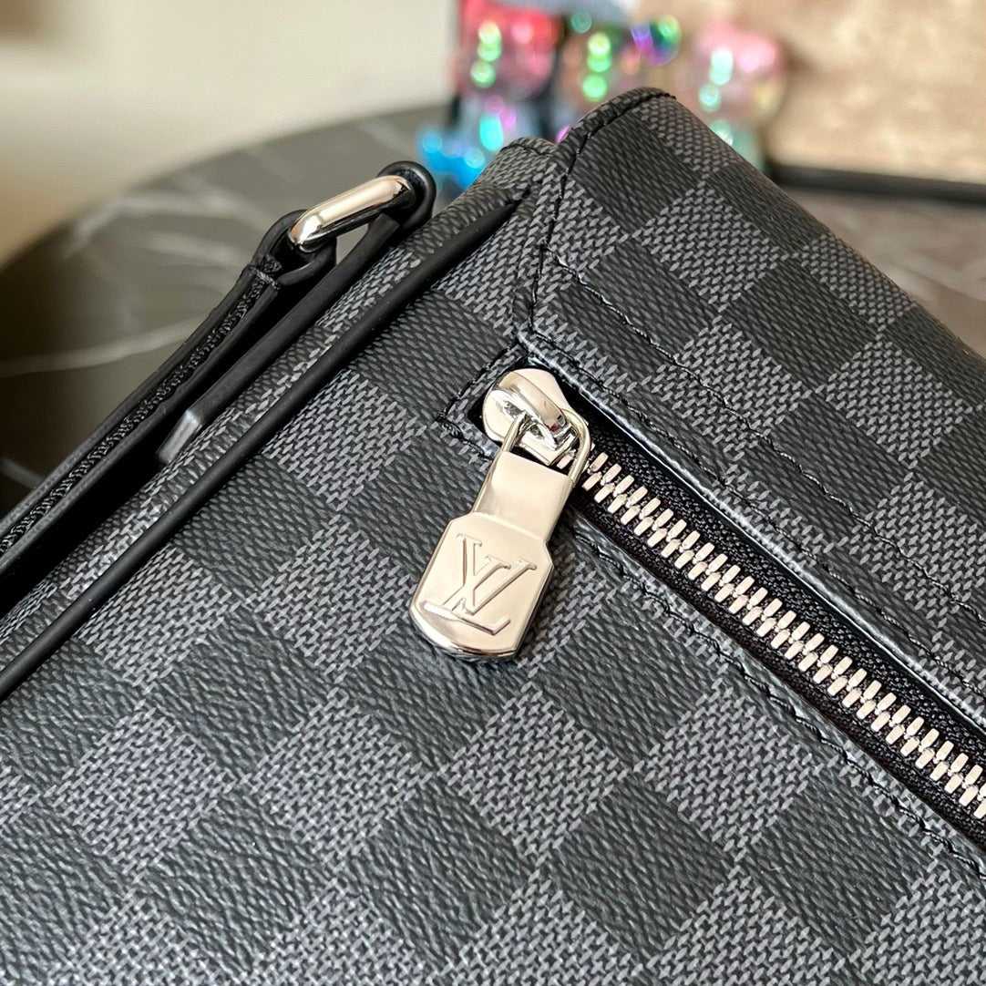 Louis Vuitton District PM