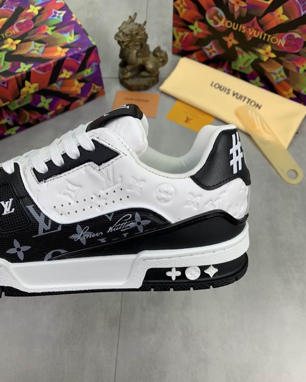 Louis Vuitton Trainer Sneakers (Black)