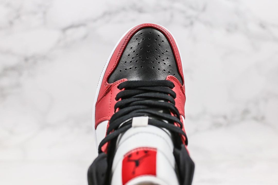 Air Jordan 1 Mid “Chicago Toe”