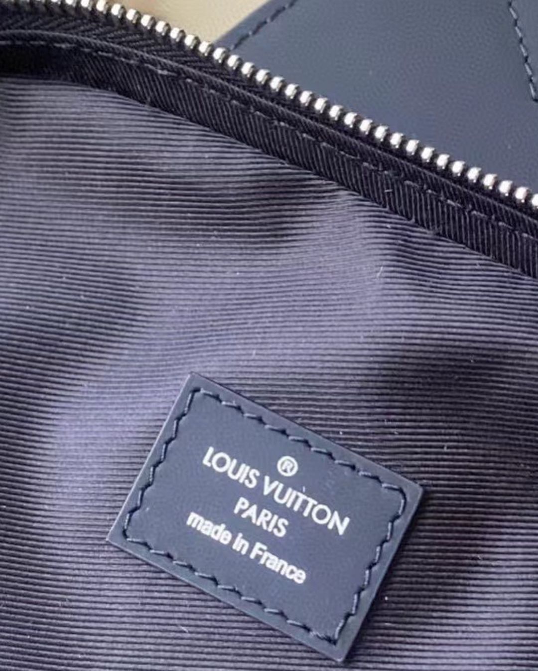 Louis Vuitton Avenue Slingbag
