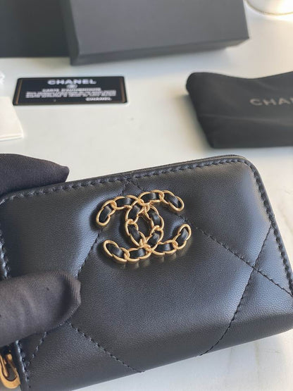 Chanel  Chanel 19 Zipped Coin Purse - Reetzy